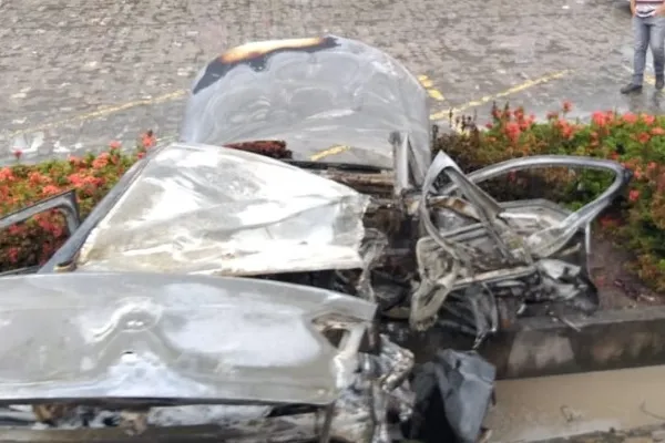 
				
					Motorista morre carbonizado após veículo bater em poste e pegar fogo em Maceió
				
				