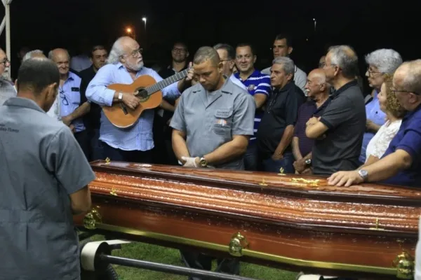 
				
					Corpo do radialista Reinaldo Cavalcante é sepultado em Maceió
				
				