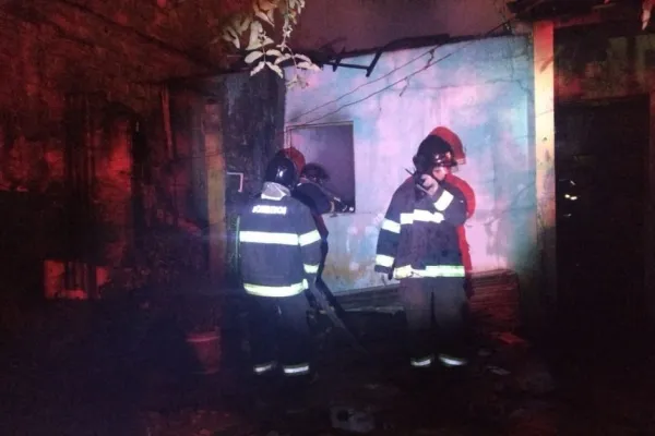 
				
					Incêndio deixa residência destruída no conjunto Santa Maria, em Maceió
				
				