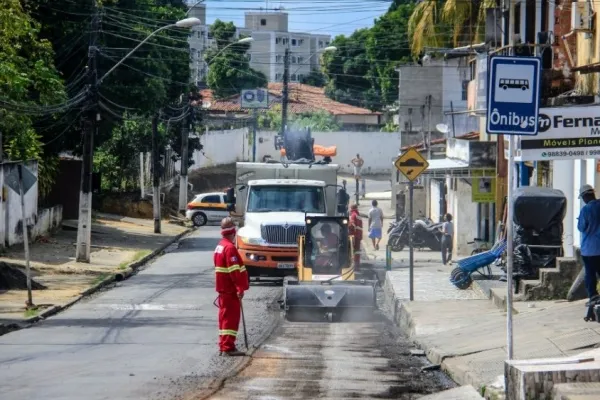 
				
					Rui Palmeira vistoria obra de recapeamento no bairro do Ouro Preto
				
				