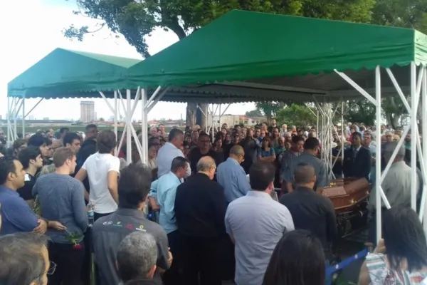 
				
					Antônio Sapucaia é sepultado sob aplausos e depoimentos emocionados
				
				