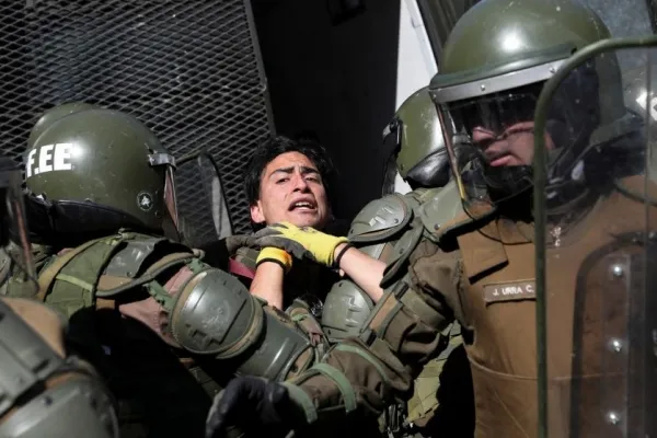 
				
					Relatório registra mais de 20 mortos e 9 mil pessoas presas no Chile
				
				