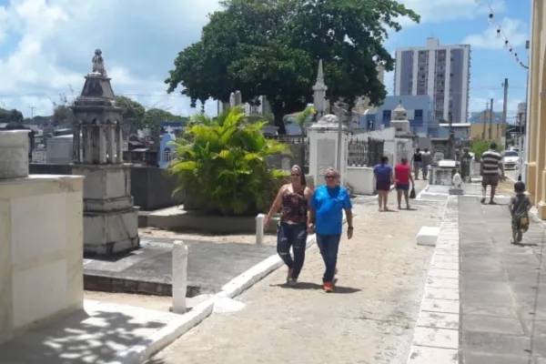 
				
					Cemitérios de Maceió têm movimento intenso neste Dia de Finados
				
				