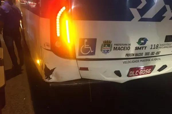 
				
					Carro colide com ônibus e deixa uma pessoa ferida no Tabuleiro dos Martins
				
				