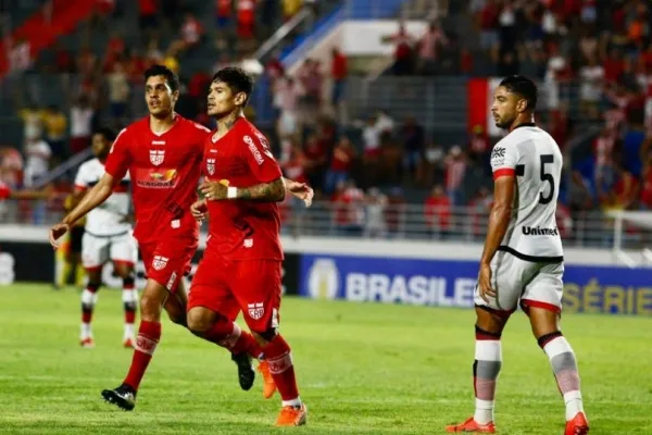 
				
					Léo Ceará faz dois, CRB bate Atlético-GO por 2x1 e segue na briga pelo acesso
				
				