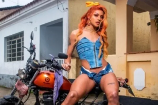 
				
					Cantora Pabllo Vittar grava clipe da música 'Amor de que' em Mogi das Cruzes
				
				
