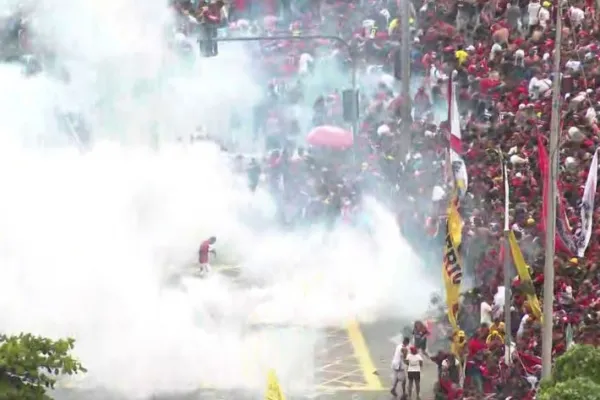 
				
					Desfile do Flamengo para comemorar o título da Libertadores termina em confusão
				
				