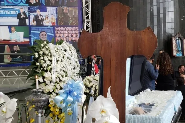 
				
					Silvio Santos envia coroa de flores para o velório do pupilo Gugu Liberato
				
				