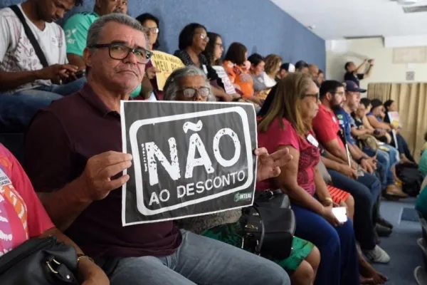 
				
					Servidores lotam ALE contra Reforma da Previdência de Renan Filho
				
				