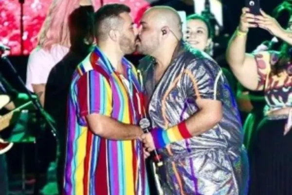 
				
					Neto de Silvio Santos dá beijão no marido em cima do palco
				
				