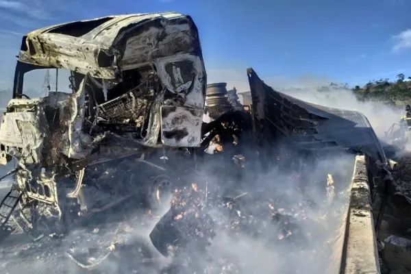 
				
					Veículo de carga tomba, pega fogo e condutor morre em trecho da BR-101
				
				