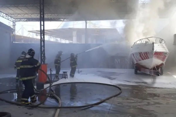 
				
					VÍDEO: Lancha pega fogo dentro de marina e intensa fumaça chama a atenção
				
				