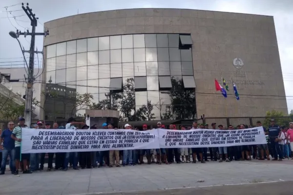 
				
					VÍDEO: Ex-funcionários do Grupo JL protestam por pagamento de indenizações
				
				