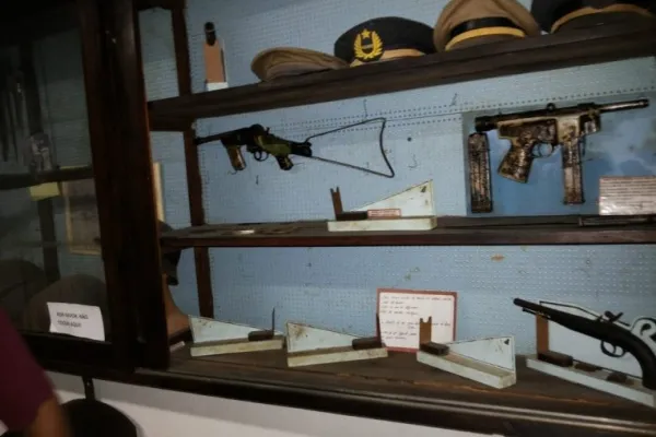 
				
					Bandidos arrombam museu em Palmeira dos Índios e levam revólveres e pistolas
				
				