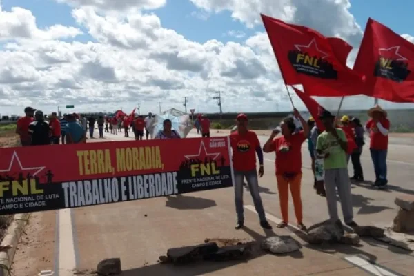 
				
					Integrantes da Frente Nacional de Luta interditam rodovias federais em AL
				
				