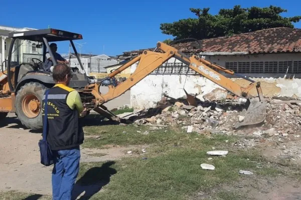 
				
					Sob protesto, demolição da antiga Balança do Peixe é iniciada no Jaraguá
				
				