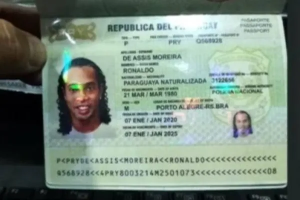 
				
					Polícia paraguaia confirma detenção de Ronaldinho por uso de supostos passaporte
				
				