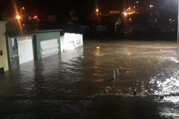 
				
					VÍDEOS: Rio Camoxinga transborda e água invade casas em Santana do Ipanema
				
				