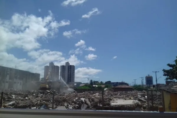
				
					Prefeitura segue com 3° dia de demolição em prédios desocupados do Pinheiro
				
				