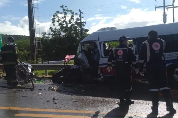 
				
					Acidente entre carro e van deixa um morto e sete feridos graves em Marechal
				
				