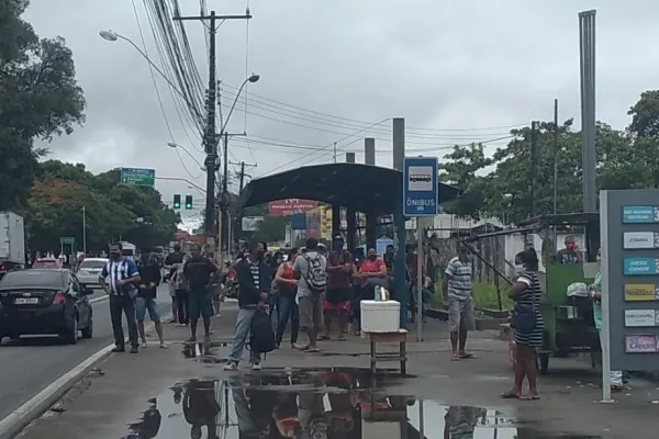 
				
					Rodoviários da Real Alagoas atrasam saídas de ônibus em forma de protesto
				
				