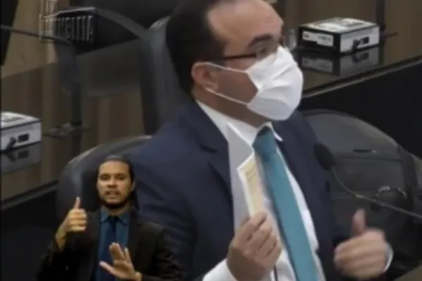 
				
					Antônio Albuquerque volta a criticar isolamento e uso de máscaras: 'não protege'
				
				