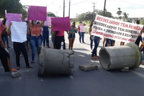 
				
					Familiares protestam por liberação de visitas e entrega de feira nos presídios
				
				