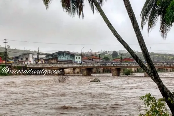 
				
					VÍDEOS: Chuvas intensas deixam cidades ribeirinhas em estado de alerta 
				
				