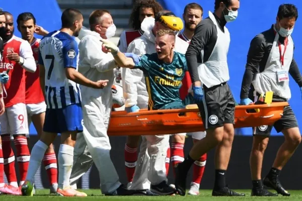 
				
					Goleiro do Arsenal sofre grave lesão e sai de maca 'jurando' jogador do Brighton
				
				