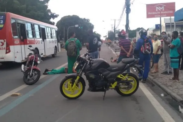 
				
					Acidente entre motos deixa três feridos na Av. Durval de Góes Monteiro
				
				