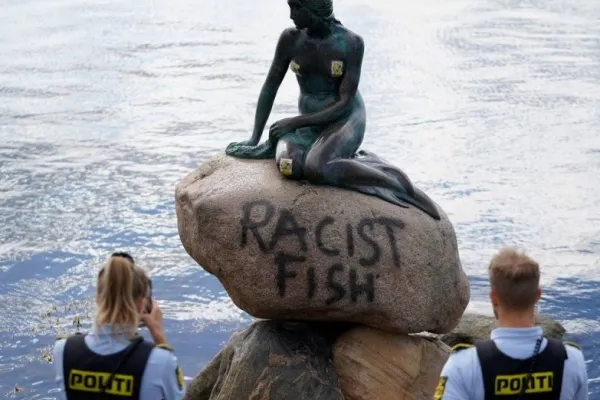 
				
					Estátua da Pequena Sereia é vandalizada com a frase 'peixe racista'
				
				
