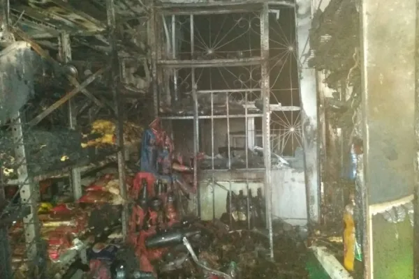 
				
					Incêndio destrói depósito de bebidas e atinge casa onde dormia família
				
				