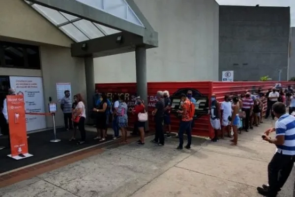 
				
					 Clientes formam fila antes da reabertura de shopping em Mangabeiras
				
				