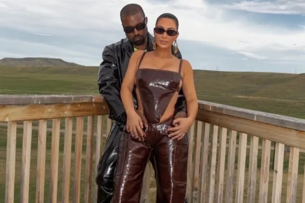 
				
					Kim Kardashian e Kanye West voltam aos EUA após semana de reclusão com os filhos
				
				