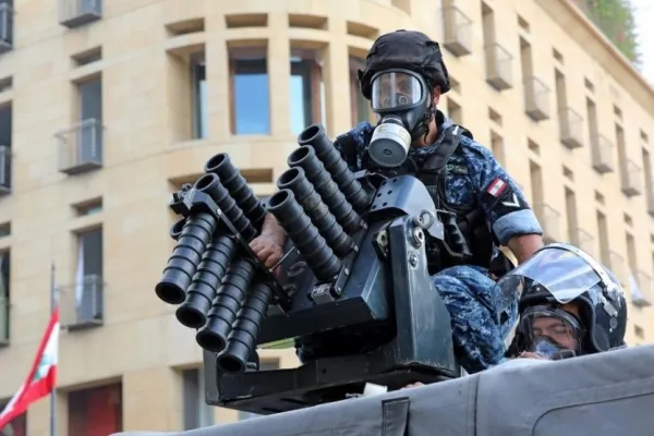 
				
					Libaneses protestam e exigem respostas sobre explosões
				
				