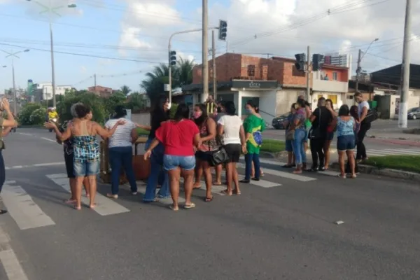 
				
					Moradores fecham Avenida Josefa de Melo e cobram linhas de ônibus
				
				
