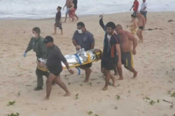 
				
					Duas pessoas são salvas e uma some no mar após afogamento na Barra de São Miguel
				
				
