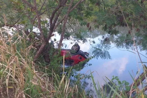 
				
					Motorista perde controle e carro cai em rio na AL-101-Norte, em Maceió
				
				
