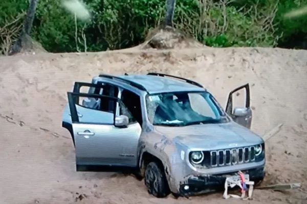 
				
					Carro invade praia de Jacarecica, em Maceió, e atola na areia 
				
				