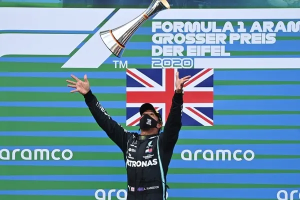 
				
					Hamilton vence GP de Eifel e iguala recorde de Schumacher na F1
				
				