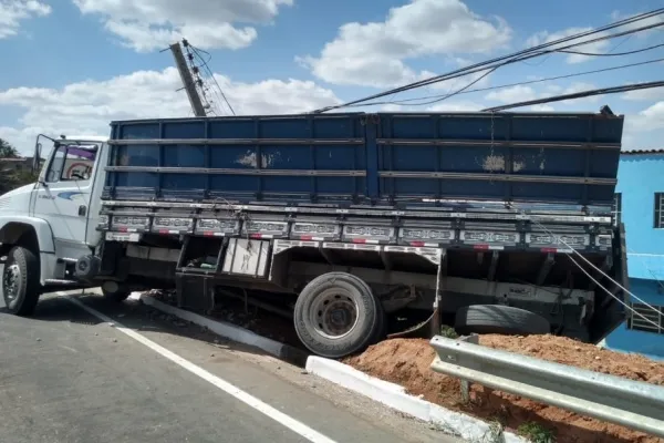 
				
					Motorista de caminhão perde controle e colide em poste energizado 
				
				
