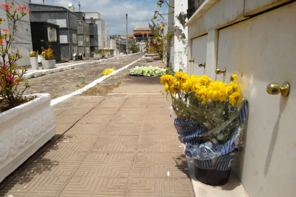 
				
					Pandemia esvazia cemitérios públicos de Maceió no Dia de Finados
				
				