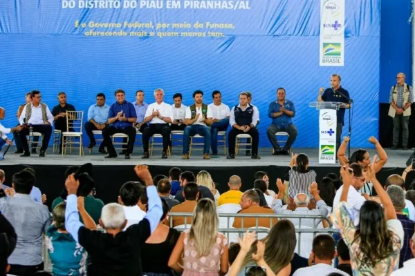 
				
					Em AL, Bolsonaro prega parceria e anuncia R$ 15 mi para o Canal do Sertão
				
				