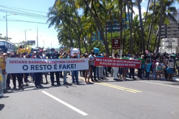 
				
					Apoiadores de Barbosa protestam contra intervenção dos Calheiros em Arapiraca
				
				
