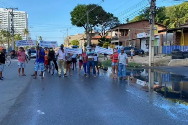 
				
					Moradores realizam protesto contra vazamento de água e esgoto em Guaxuma
				
				