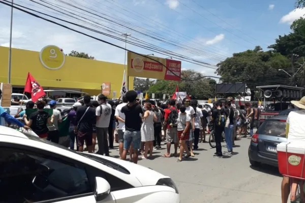 
				
					VÍDEO: Manifestantes protestam contra caso de racismo em supermercado 
				
				