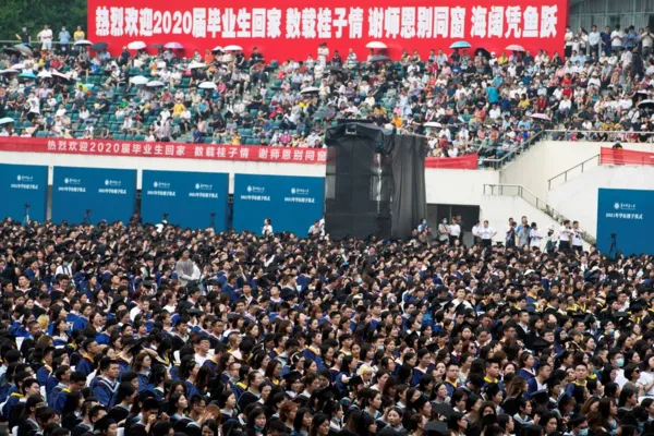 
				
					Wuhan tem cerimônia gigante de formatura 14 meses após fim da quarentena contra Covid
				
				