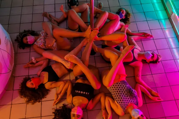 
				
					Pole dance ajuda mulheres alagoanas a redescobrirem os próprios corpos
				
				