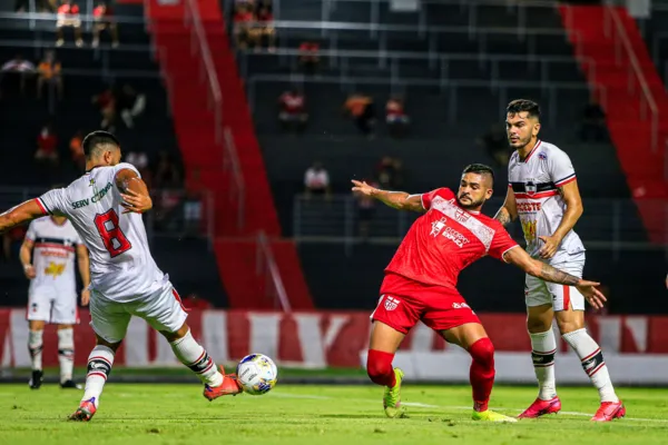 
				
					Emerson Negueba brilha com dois gols e CRB elimina o River na Pré-Copa do Nordeste: 2 a 1
				
				