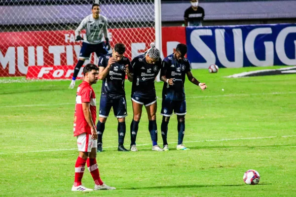 
				
					Diego Torres marca no fim e CRB arranca empate com Remo na estreia pela Série B: 2 a 2
				
				